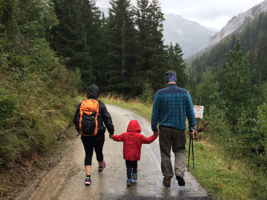 Familie beim Wandern